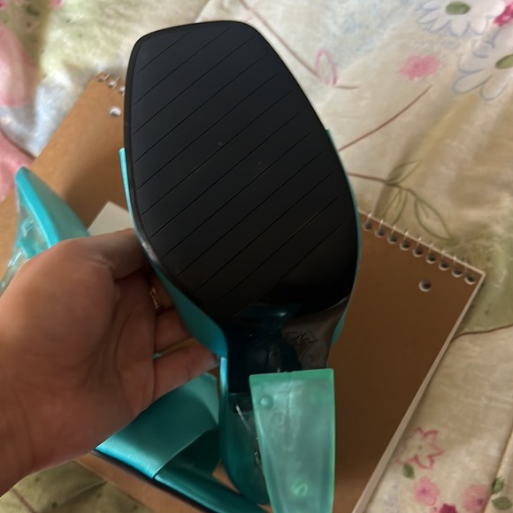 New aqua blue heels with clear heel - Picture 6 of 9